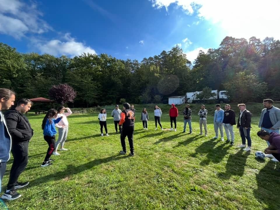 Teilnehmende beim Pflanzen im Freien